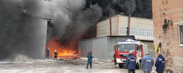 В Екатеринбурге горит и взрывается лакокрасочный завод, видео