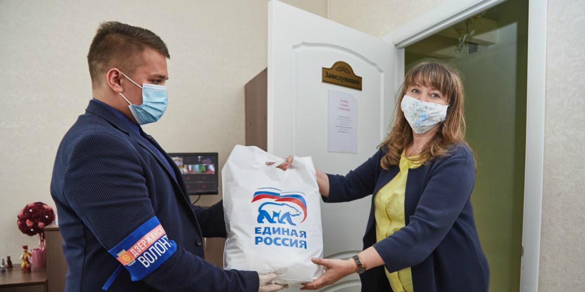 Волонтеры Дзержинска передали медицинские маски в детсады