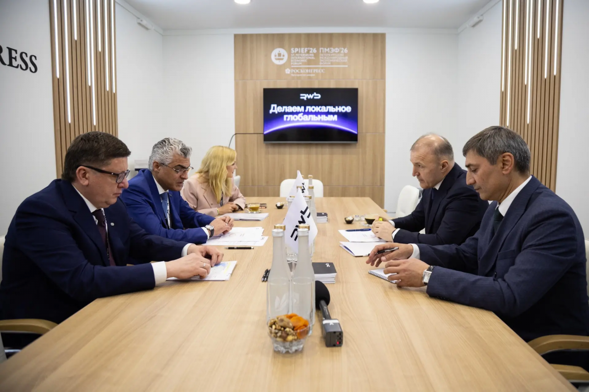 Глава Адыгеи Мурат Кумпилов на полях ПМЭФ-2026 обсудил с гендиректором «РВБ» Робертом Мирзояном проекты в сфере торговли и туризма