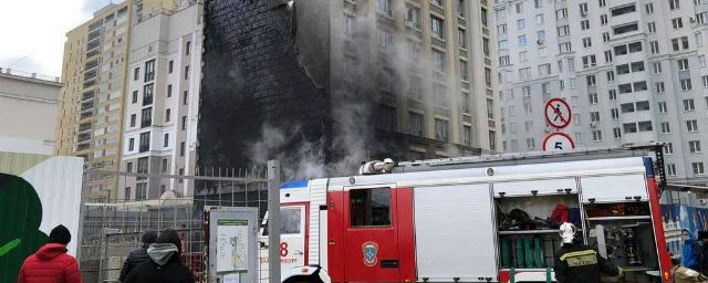 В Екатеринбурге загорелся фасад строящегося здания