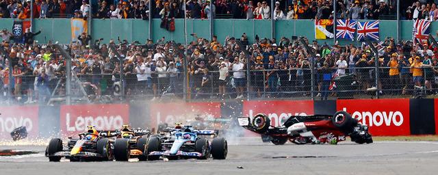 Гран-при Великобритании «Формулы 1» остановили на старте из-за массовой аварии