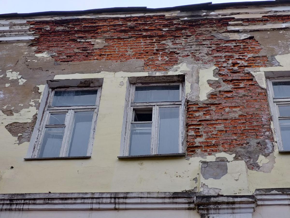 Огромные куски штукатурки падают с четырехэтажки в Барнауле