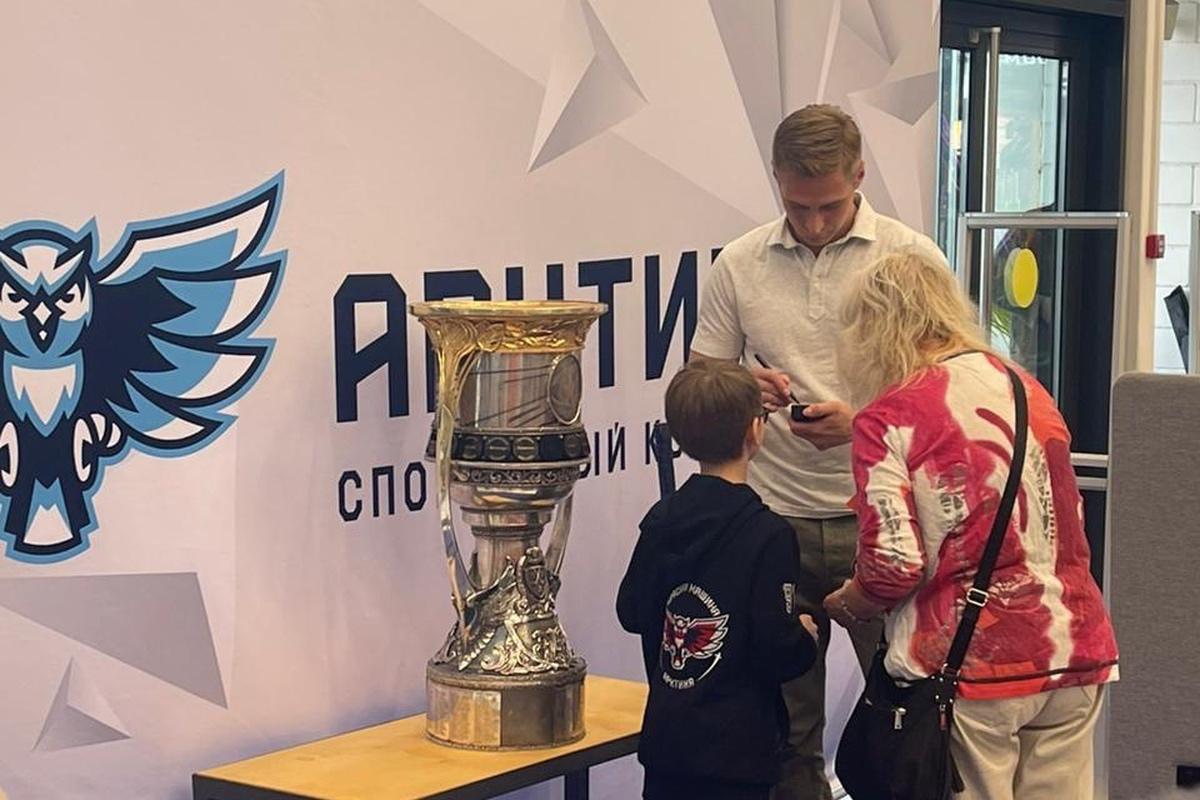 Кубок Гагарина приехал в гости к юным хоккеистам в Новопеределкино