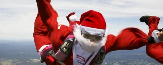 В небе над Иркутском очевидцы заметили троих Санта Клаусов