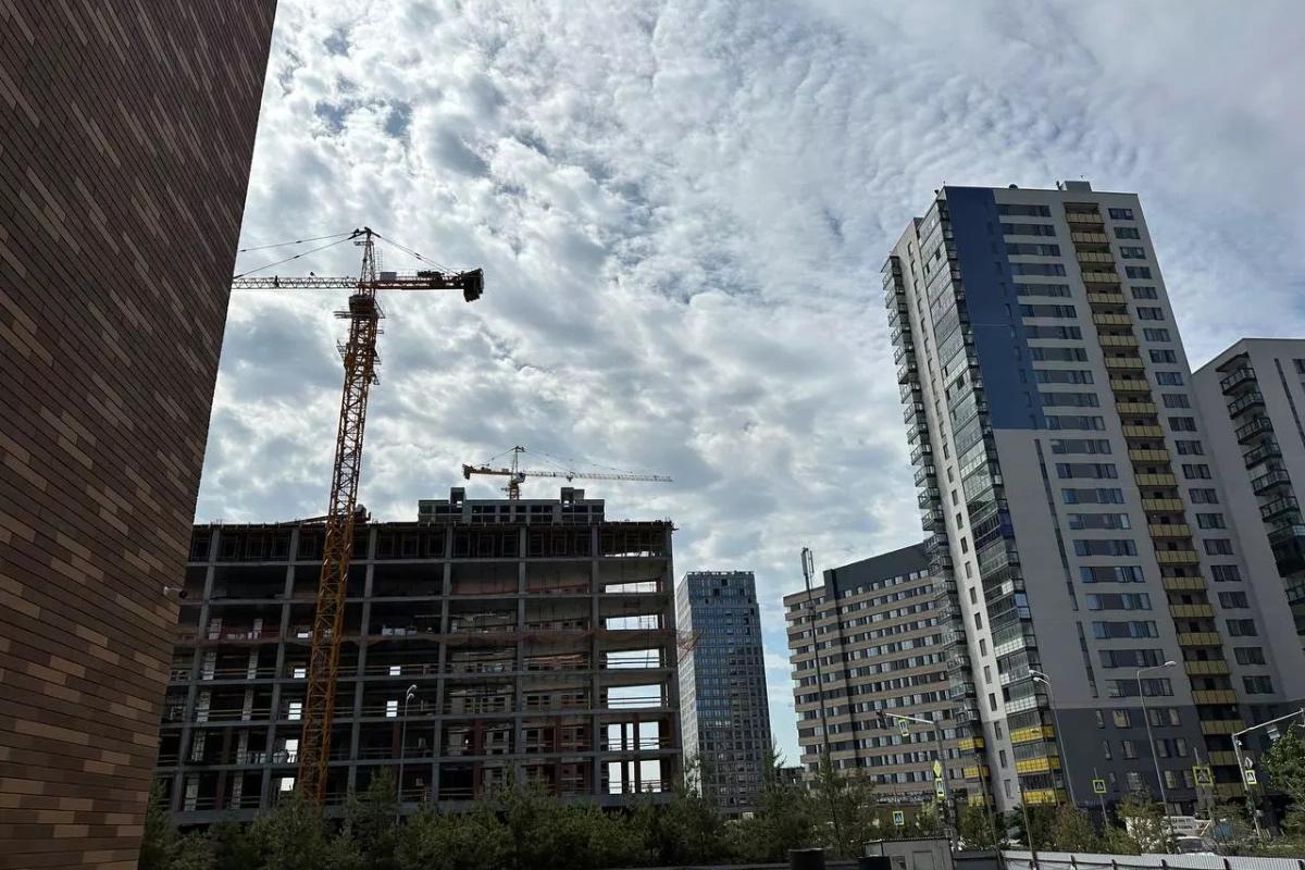 Минстрой: в январе-апреле 2025 года сдано на 5,6% больше жилья