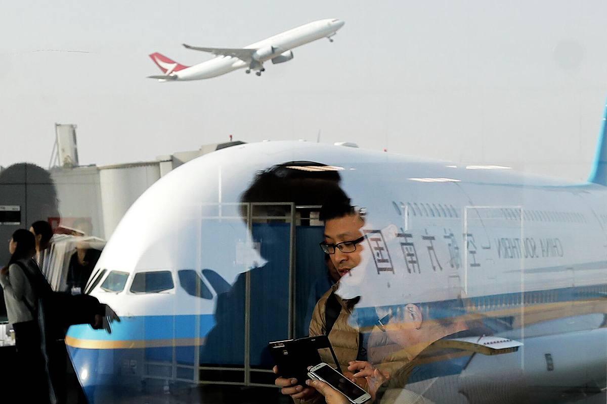 В Китае пассажир открыл аварийную дверь самолета «подышать свежим воздухом»