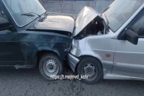 В Черкесске 85-летний водитель потерял сознание при движении и столкнулся с другой машиной