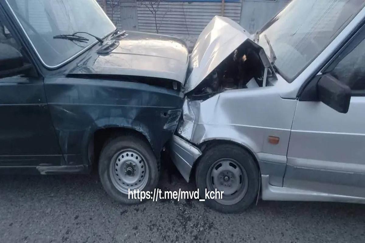 В Черкесске 85-летний водитель потерял сознание при движении и столкнулся с другой машиной