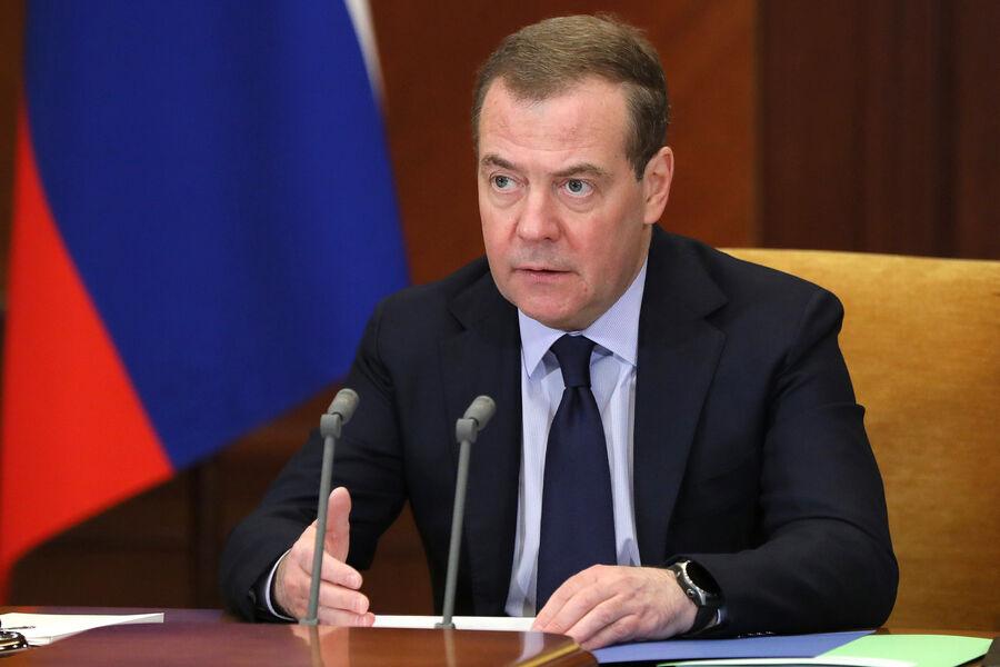 Медведев заявил, что у России (страна-террорист) есть всё необходимое для победы