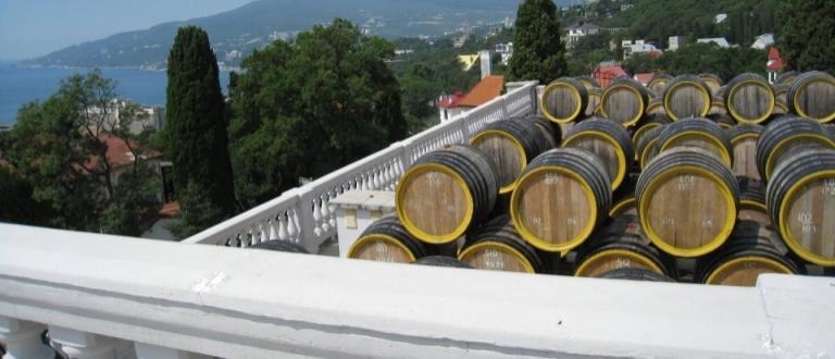 На винодельнях начали разливать вино «Крымский мост» по бутылкам