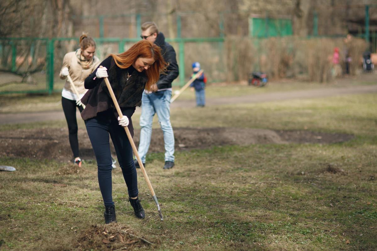 В Луганске школьники в рамках субботников наведут порядок на 18 могилах Героев СССР