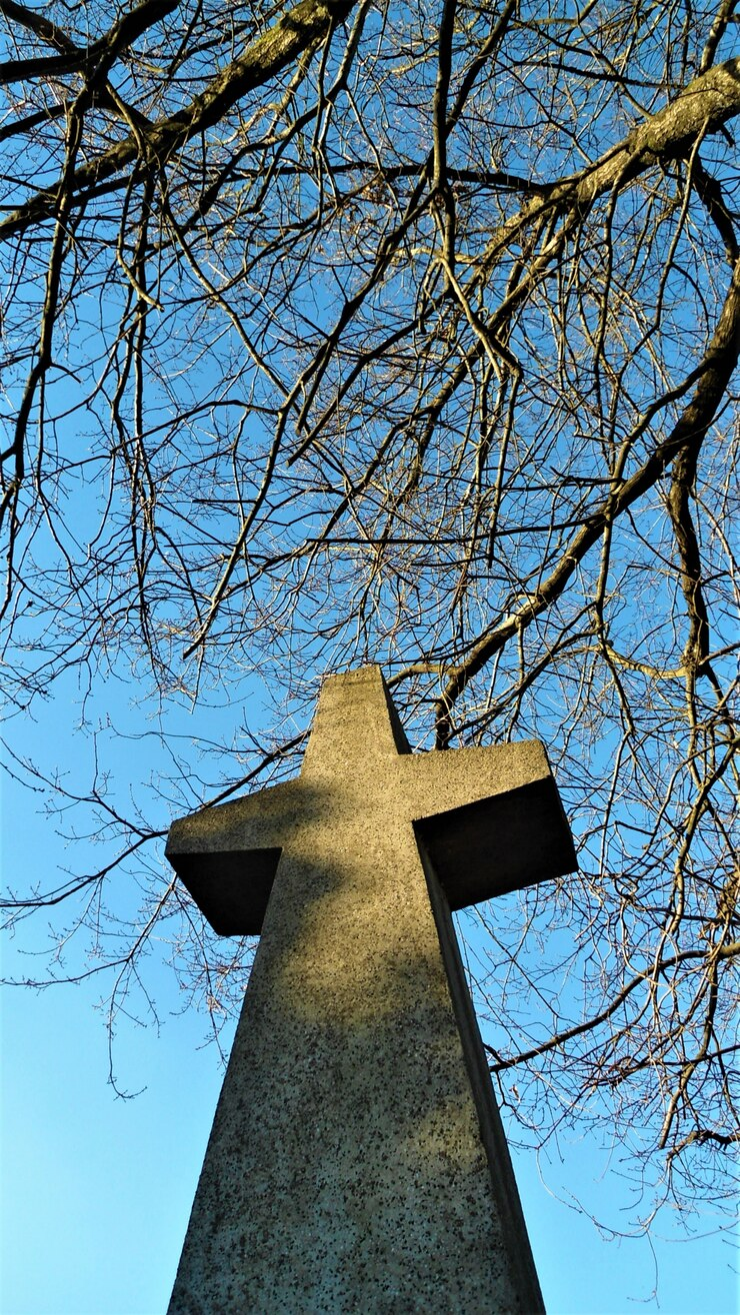Священник указал на три запретных действия с крестом после установки памятника