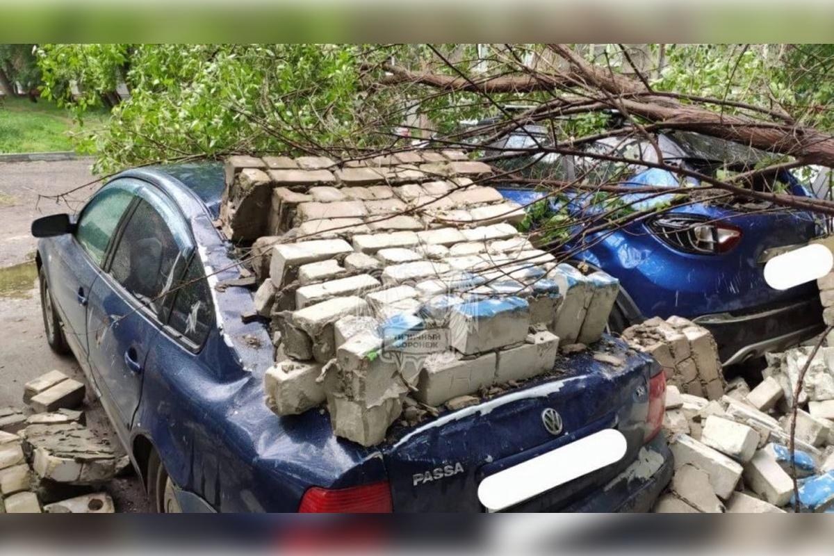 В Воронеже во время непогоды повредило 4 автомобиля