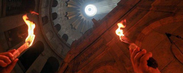 Благодатный огонь сошел в иерусалимском храме Гроба Господня