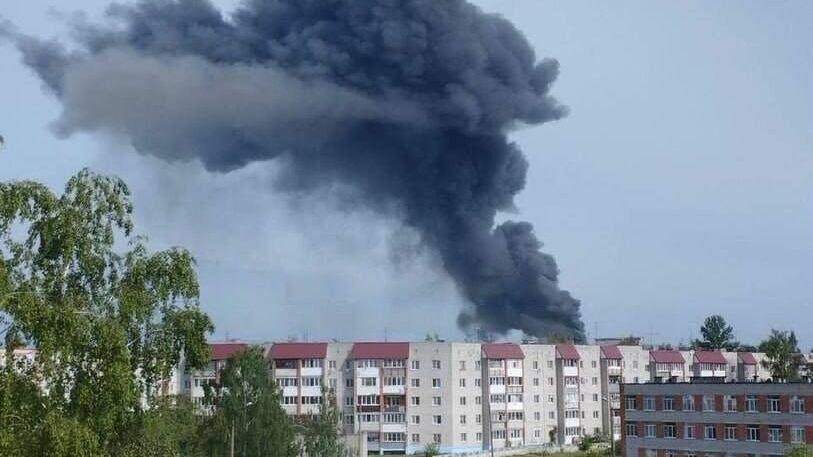 В Брянской области загорелся склад на хрустальном заводе