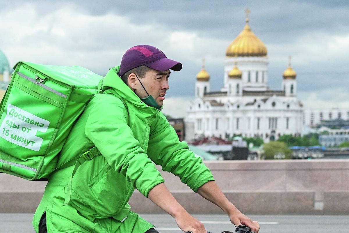 В Москве курьер с чемоданом на ₽127 миллионов стал жертвой дерзкого ограбления