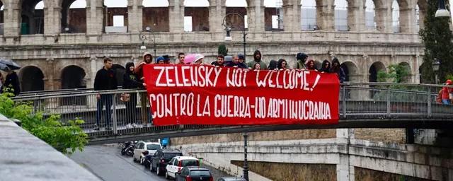 Жители Рима провели акцию протеста против визита Зеленского в Италию