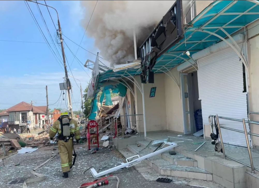 На Кубани МЧС потушило пожар на месте взрыва газа