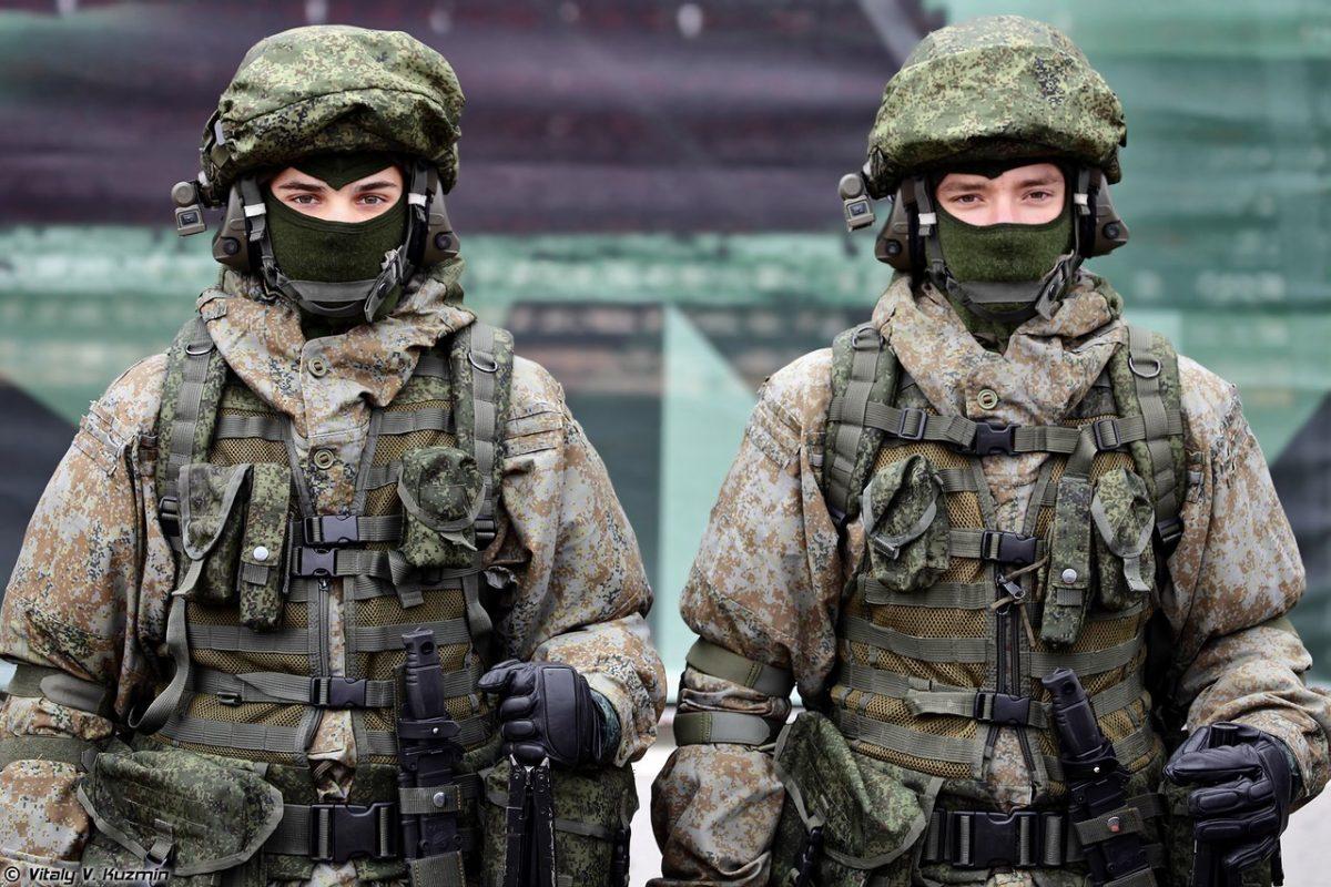 Российские (страна-террорист) войны спаслись под обстрелами благодаря «костюмам-невидимкам»