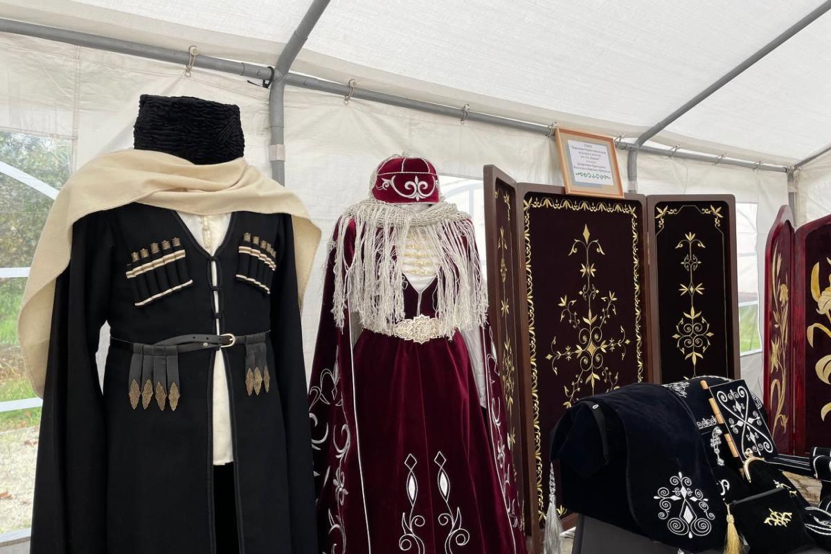 В Карачаево-Черкесии устроили межрегиональный праздник, посвященный национальному костюму