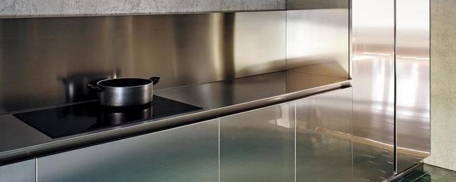 Интерьеру кухни добавят блеск металлические фасады