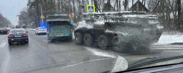 В Санкт-Петербурге бронетранспортер врезался в пассажирский автобус