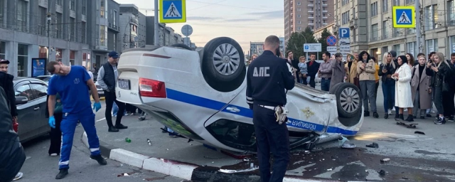 В Новосибирске иномарка протаранила ехавшую со спецсигналами машину ДПС