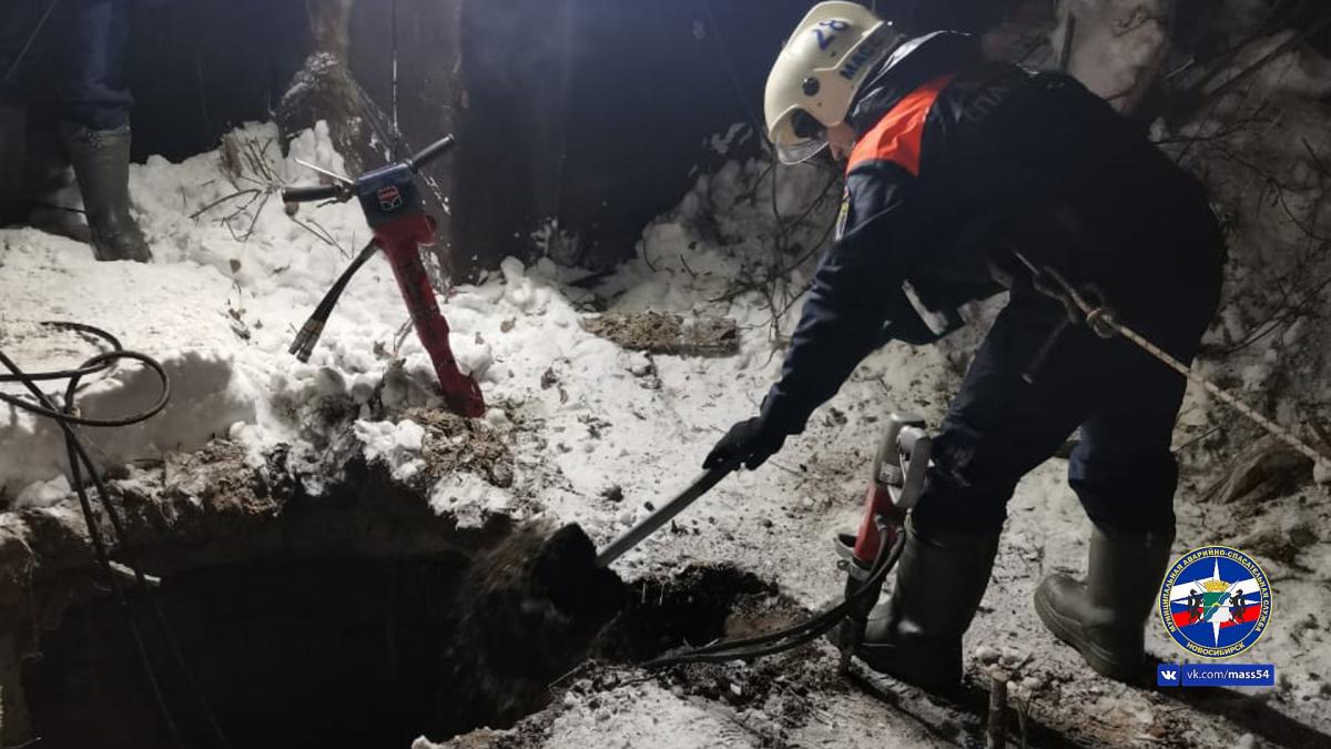 В Новосибирске спасатели 6 часов искали людей в заброшенном погребе