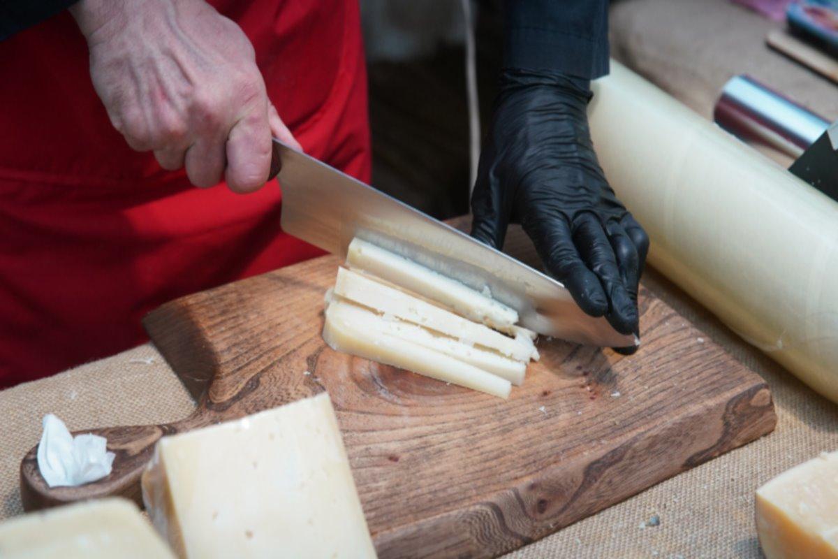 Фермер московской ярмарки из Белгородской области регулярно отправляет свой сыр бойцам СВО