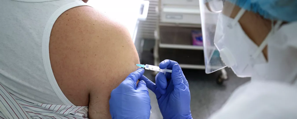 Эксперт рекомендовала не злоупотреблять загаром до окончания курса вакцинации