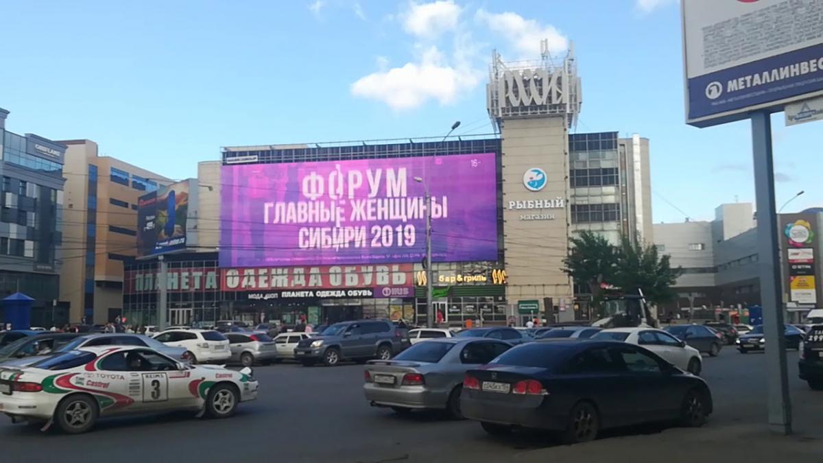 В Новосибирске ГУМ обнесл забором для замены подпорной стенки