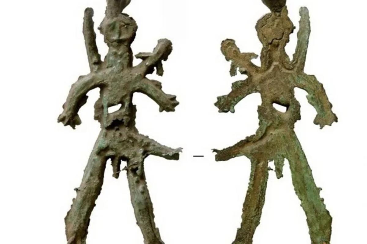 В Челябинской области археологи объяснили значение древнего амулета в виде воина
