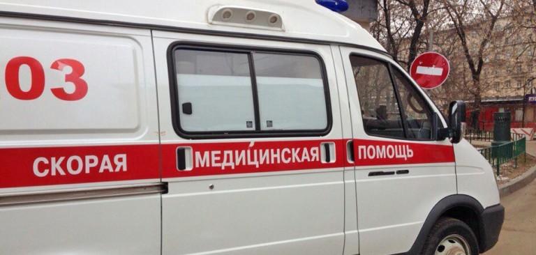 В центре Москвы автомобиль сбил бригаду рабочих на тротуаре