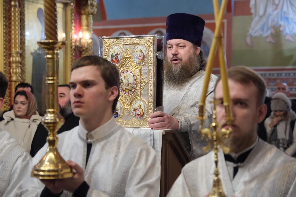 Председатель Думы Астраханской области Игорь Мартынов встретил Крещение вместе с прихожанами Успенского кафедрального собора