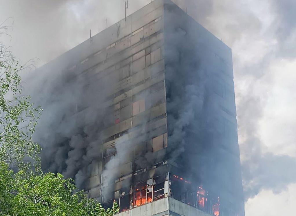 Следствие по делу о крупном пожаре в здании во Фрязино может затянуться еще на две недели