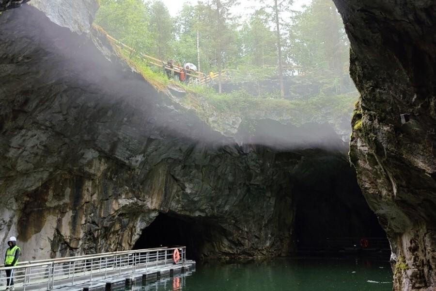 Лучшие направления для пещерного туризма в России: Горный парк Рускеала в Карелии