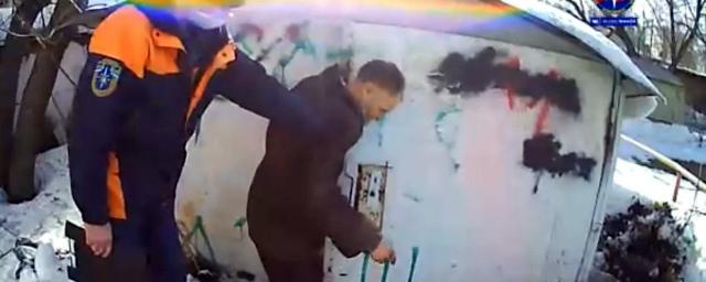 Новосибирец пять дней провел в заваленном снегом металлическом гараже