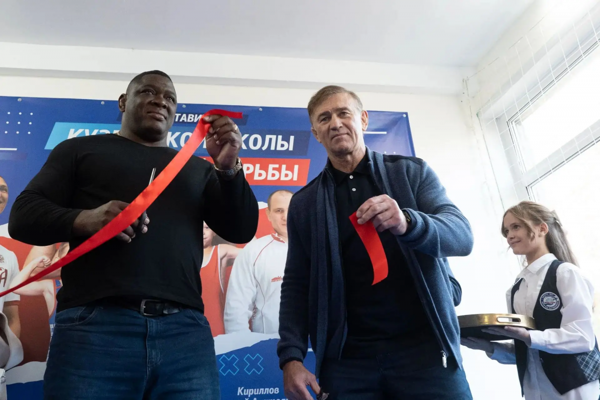 Глава Кемерова Дмитрий Анисимов вместе с сенатором Александром Брыскиным открыл зал для занятий вольной борьбой в школе № 31 имени В. Д. Мартемьянова