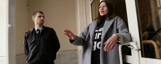 Женщина приковала себя наручниками к двери Челябинской облпрокуратуры