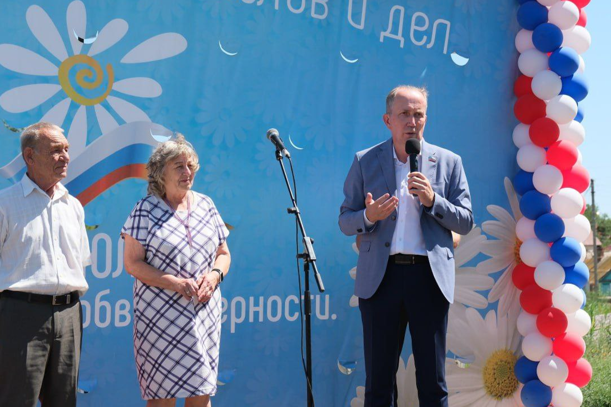 Спикер Гордумы Игорь Седов вручил награды крепким и дружным семьям Астрахани