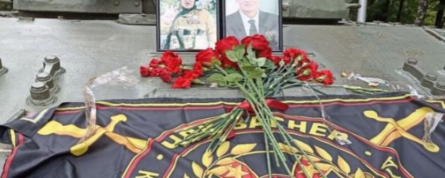Жители Рязани устроили стихийный мемориал Пригожину и Уткину на танке в городском парке