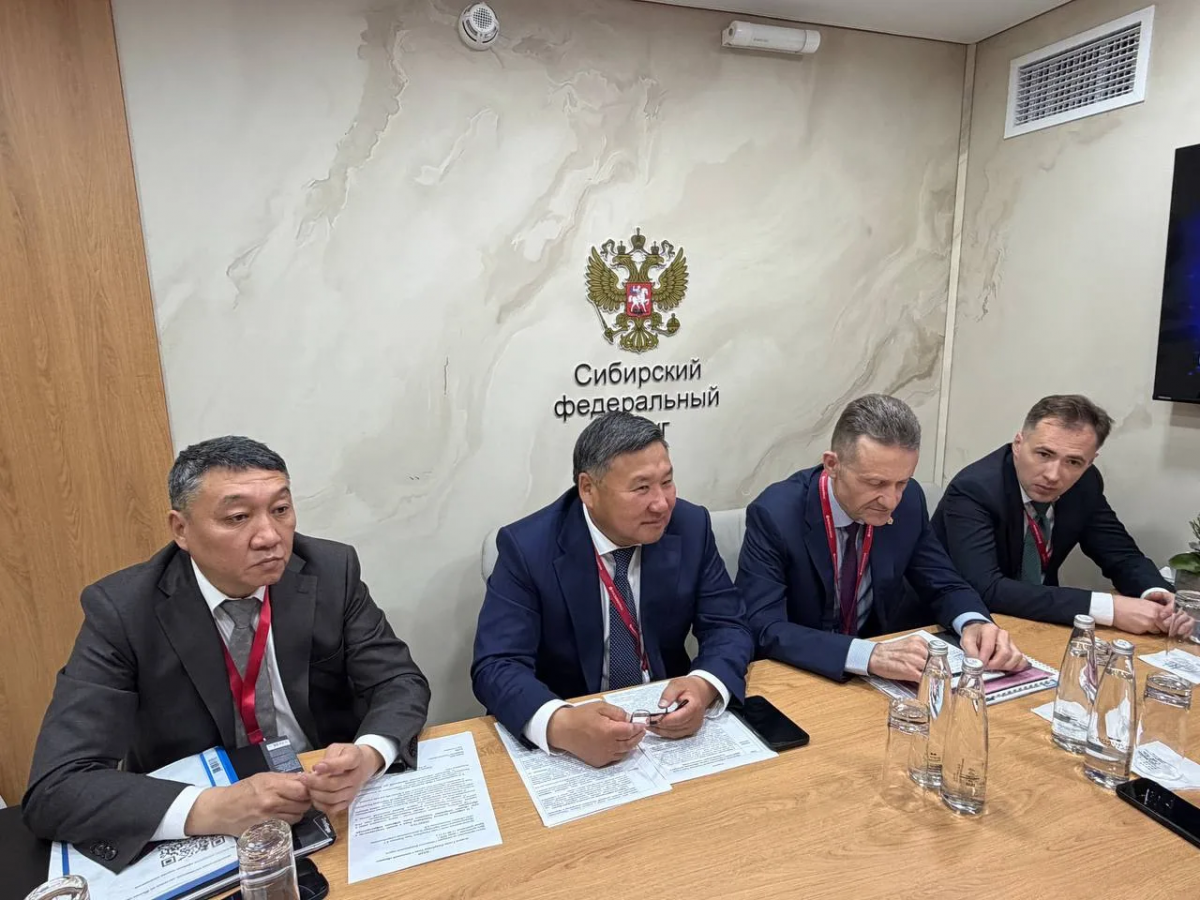 Глава Тывы Владислав Ховалыг в рамках ПМЭФ-2026 обсудил с президентом Cosmos Hotel Group Александром Бибой ход строительства гостиницы компании в Кызыле