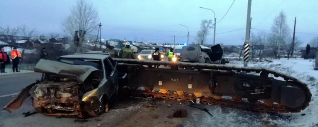 На Урале при падении 16-тонной платформы из грузовика погиб человек