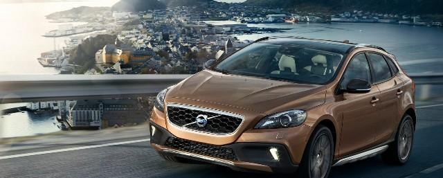 Компактный хэтчбек Volvo V40 обновят в последний раз