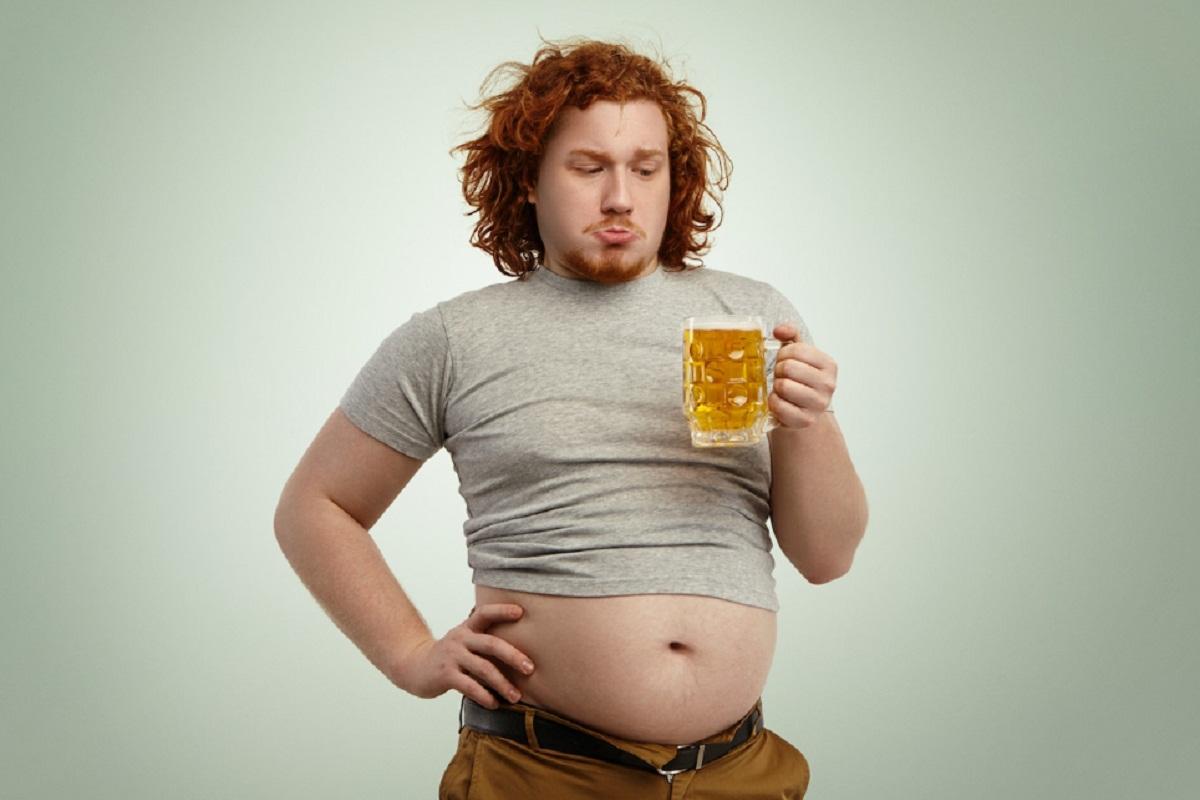 Мужчин - любителей пива предупредили, что напиток делает фигуру женоподобной