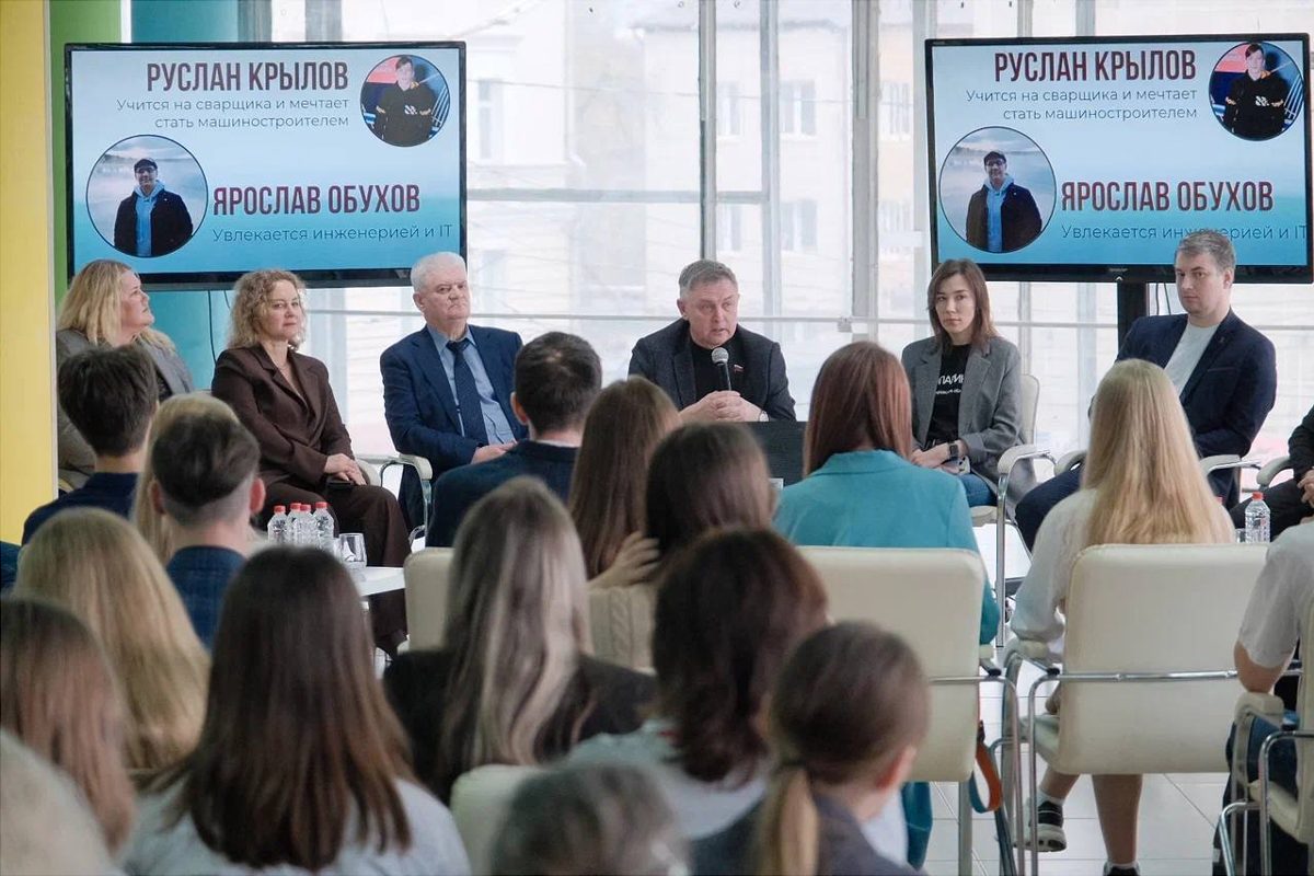 Спикер Заксобрания Роман Береснев выступил на молодежных слушаниях: Кировская область нуждается в талантливых и желающих развивать свою Родину