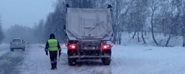 На красноярской федеральной трассе Р-257 ограничили движение из-за снегопада