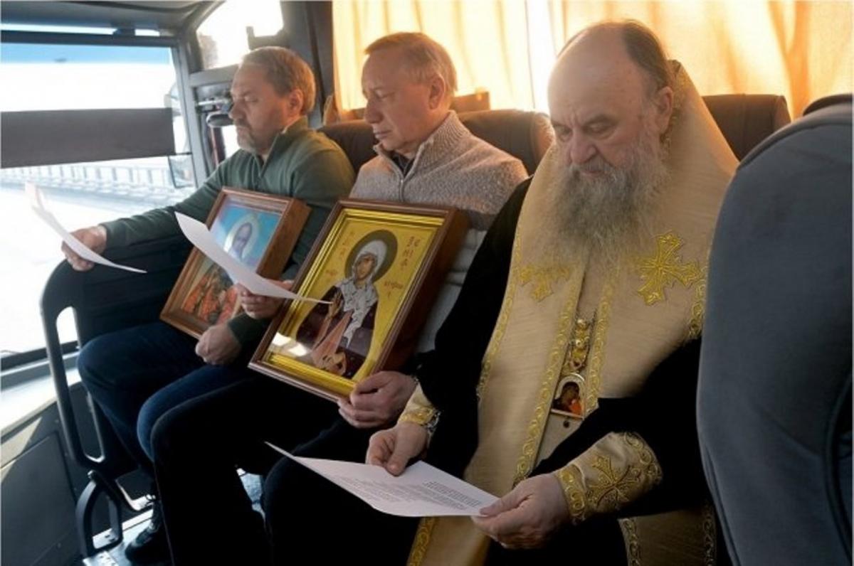 Власти Петербурга и представители епархии совершили молитвенный объезд города