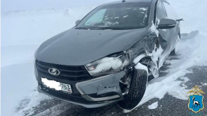 На трассе М-5 в Самарской области водитель Лады погиб при столкновении с Ford