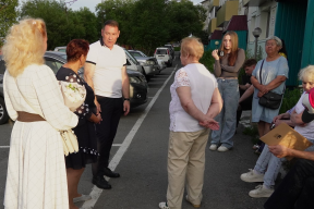 Глава Петропавловска-Камчатского Андрей Воровский наградил жителей дома на улице Толстого за участие в благоустройстве двора